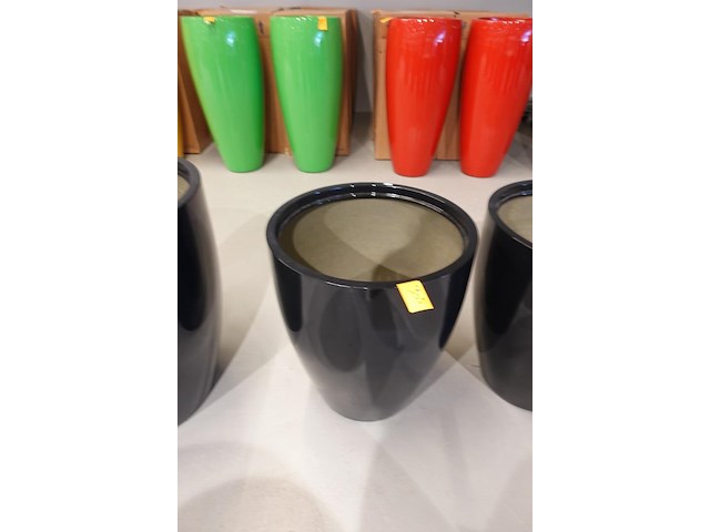 Polyester bloempot met autolak - afbeelding 3 van  5