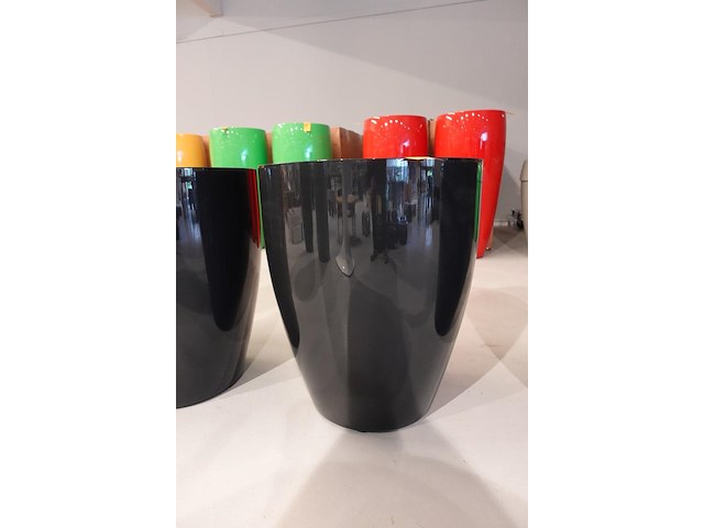 Polyester bloempot met autolak - afbeelding 1 van  4