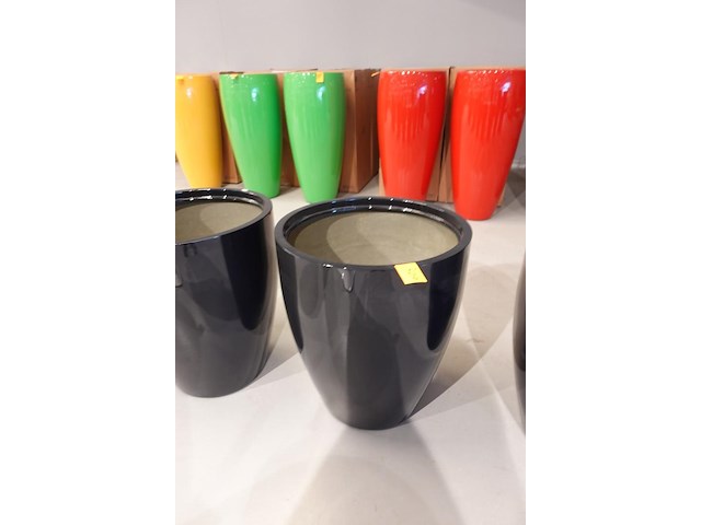 Polyester bloempot met autolak - afbeelding 2 van  4