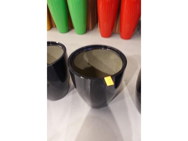 Polyester bloempot met autolak - afbeelding 3 van  4