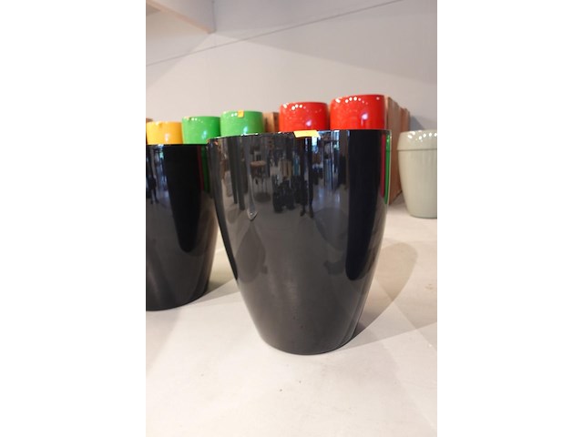 Polyester bloempot met autolak - afbeelding 1 van  4