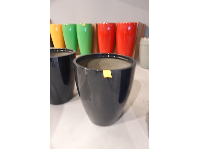 Polyester bloempot met autolak - afbeelding 2 van  4