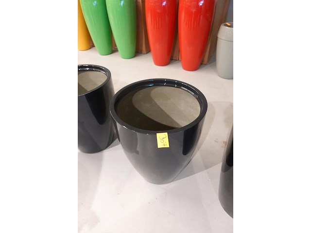 Polyester bloempot met autolak - afbeelding 3 van  4