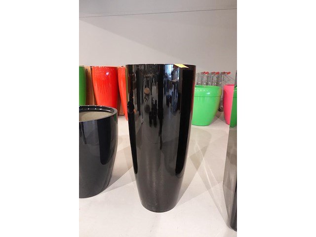 Polyester bloempot met autolak - afbeelding 1 van  4