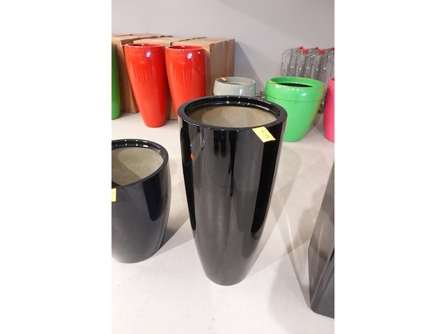 Polyester bloempot met autolak - afbeelding 2 van  4