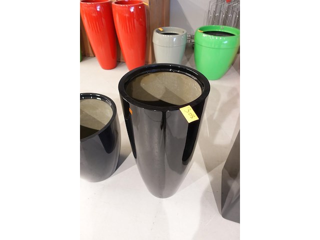 Polyester bloempot met autolak - afbeelding 3 van  4