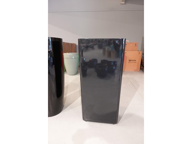 Polyester bloempot met autolak - afbeelding 1 van  5