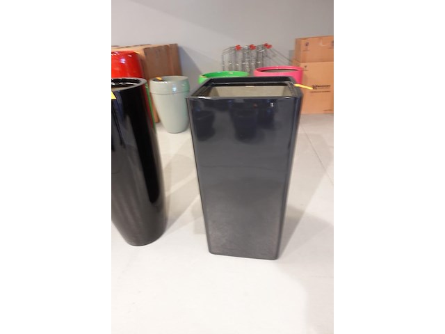 Polyester bloempot met autolak - afbeelding 2 van  5