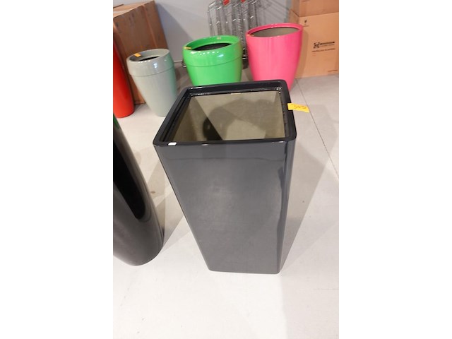 Polyester bloempot met autolak - afbeelding 3 van  5