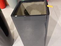 Polyester bloempot met autolak - afbeelding 3 van  5