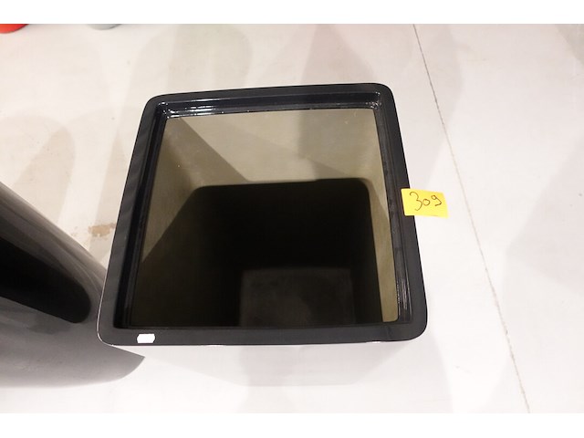 Polyester bloempot met autolak - afbeelding 4 van  5