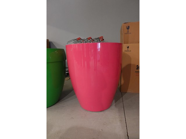 Polyester bloempot met autolak - afbeelding 1 van  5