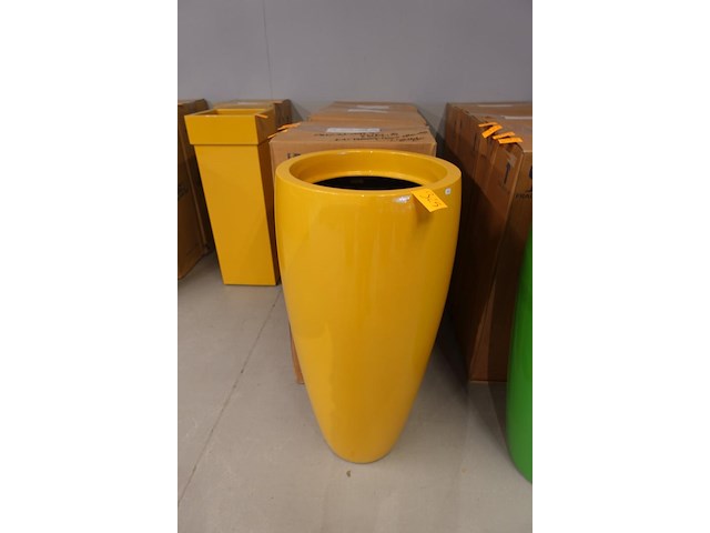 Polyester bloempot met autolak - afbeelding 2 van  6