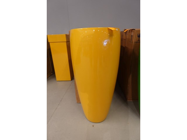 Polyester bloempot met autolak - afbeelding 1 van  6