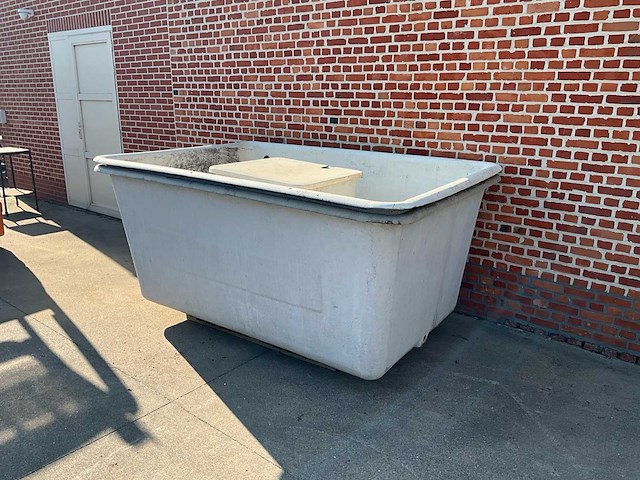 Polyester meststofbakken 2 x (2200l) zuurbak 1x (400l) - afbeelding 1 van  2