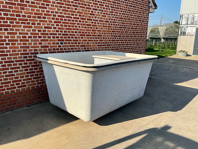 Polyester meststofbakken 2 x (2200l) zuurbak 1x (400l) - afbeelding 2 van  2