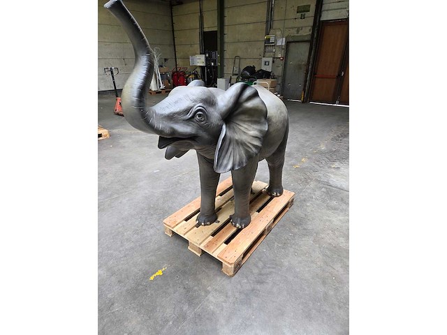 Polyester olifant beeld - afbeelding 1 van  3