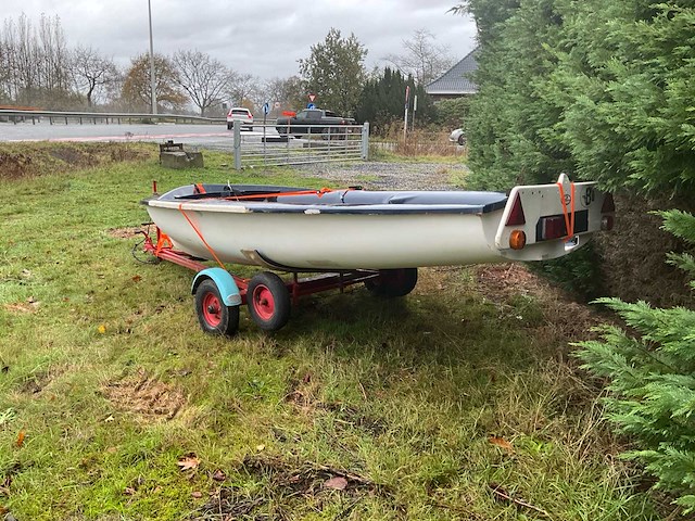 Polyester zeilboot met trailer - afbeelding 9 van  15