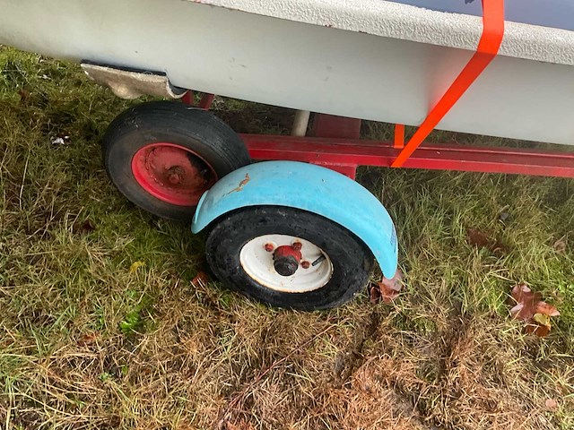 Polyester zeilboot met trailer - afbeelding 15 van  15