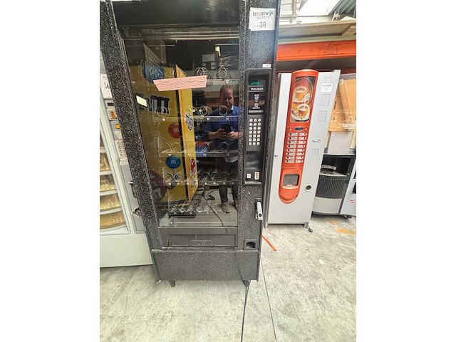 Polyvend - snack - verkoopautomaat - afbeelding 2 van  4