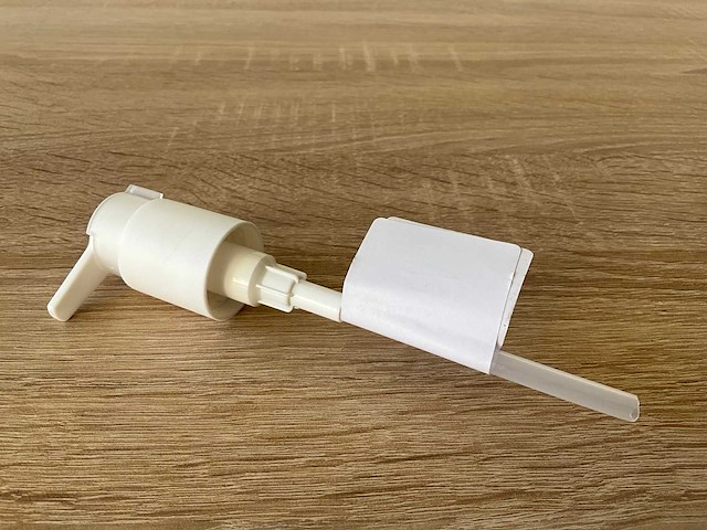 Pomp 24/410mat wit+act.wit lange nozzle+witte.clip 1000mcl pomp (18096x) - afbeelding 1 van  4