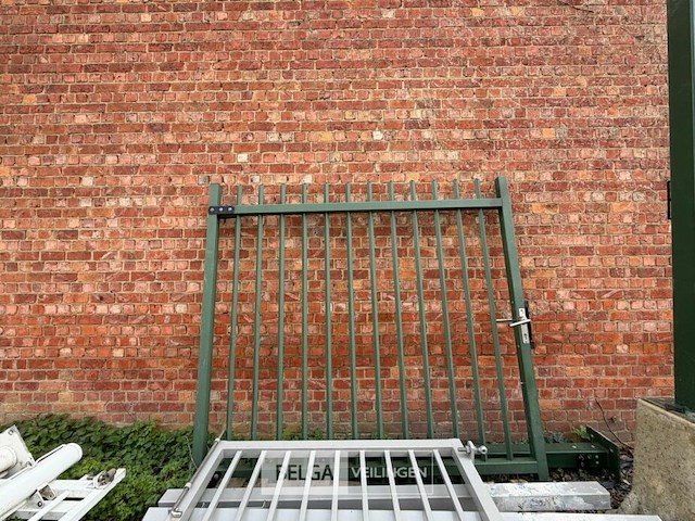 Poort met palen - afbeelding 1 van  2