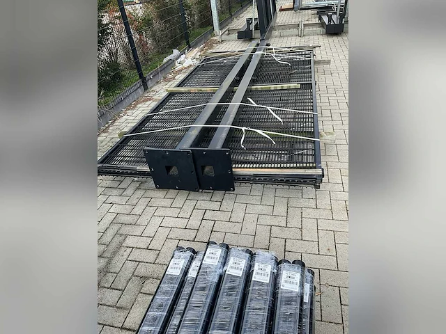 Poort zwart met fijne mazen + palen - afbeelding 1 van  3
