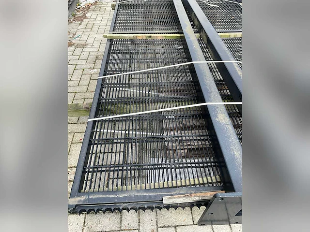 Poort zwart met fijne mazen + palen - afbeelding 3 van  3