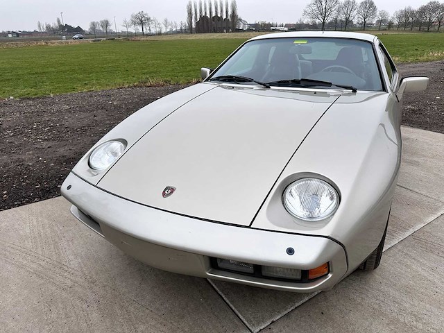 Porsche - 928 - oldtimer - afbeelding 50 van  50