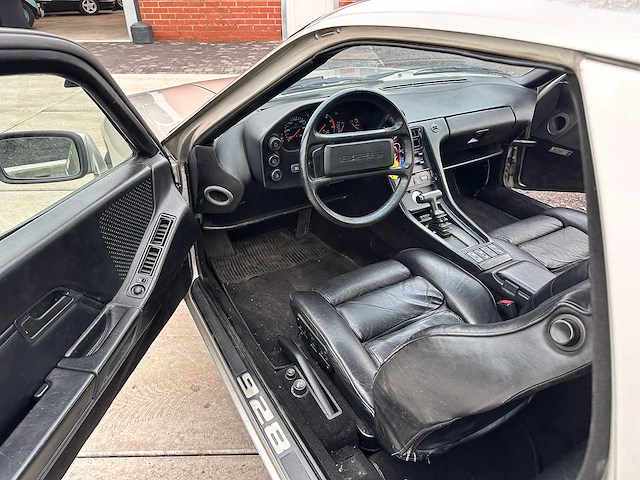 Porsche - 928 - oldtimer - afbeelding 2 van  50