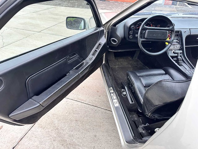 Porsche - 928 - oldtimer - afbeelding 3 van  50