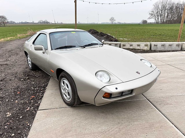 Porsche - 928 - oldtimer - afbeelding 7 van  50
