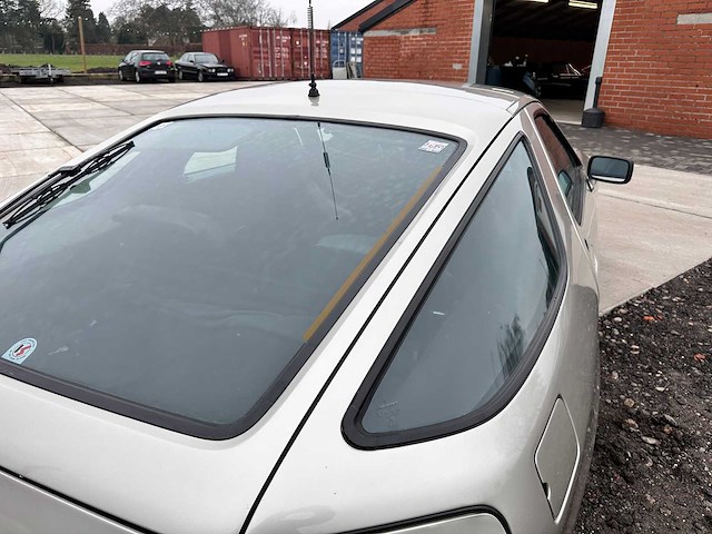 Porsche - 928 - oldtimer - afbeelding 22 van  50