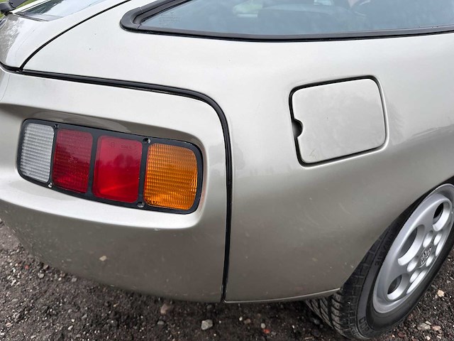 Porsche - 928 - oldtimer - afbeelding 24 van  50