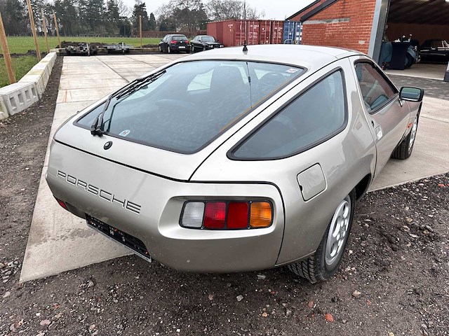 Porsche - 928 - oldtimer - afbeelding 34 van  50