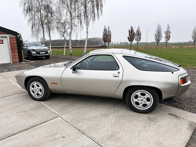 Porsche - 928 - oldtimer - afbeelding 41 van  50