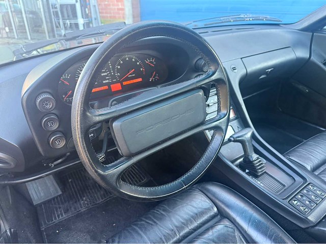 Porsche 928 s4 automatic oldtimer - afbeelding 20 van  48
