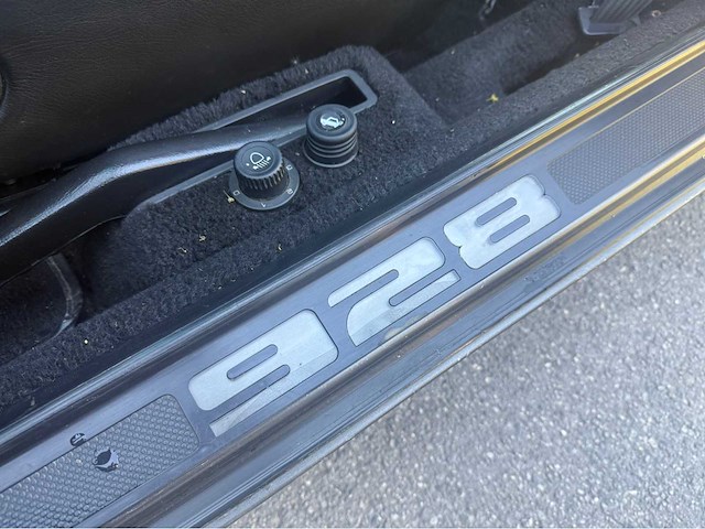 Porsche 928 s4 automatic oldtimer - afbeelding 29 van  48