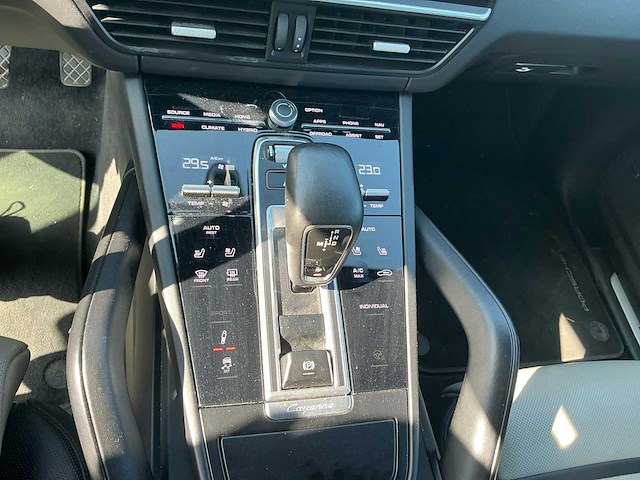 Porsche cayenne personenauto - afbeelding 16 van  50