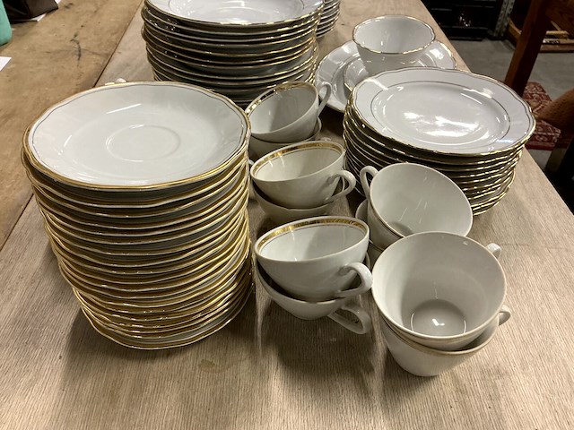 Porselein servies - afbeelding 1 van  3