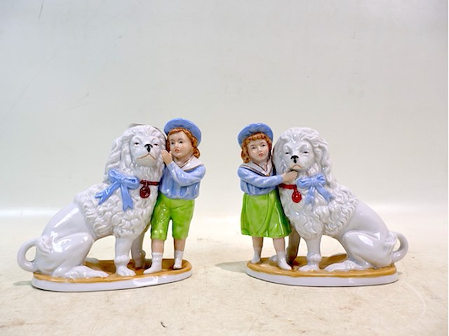 Porseleinen beeld jongen en meisje met hond (x2) - afbeelding 1 van  8
