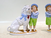 Porseleinen beeld jongen en meisje met hond (x2) - afbeelding 2 van  8