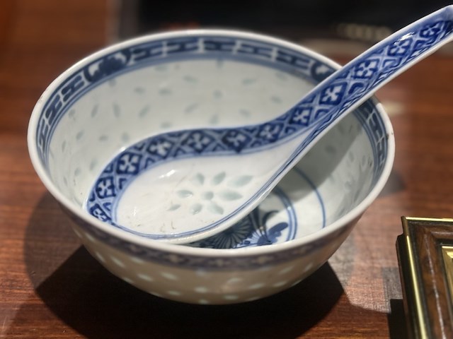 Porseleinen kommetje met lepel - afbeelding 1 van  2