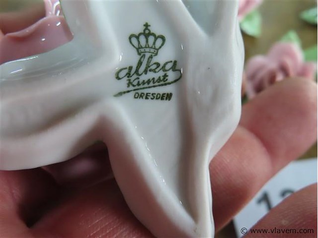 Porseleinen rozen gemarkeerd - afbeelding 2 van  3