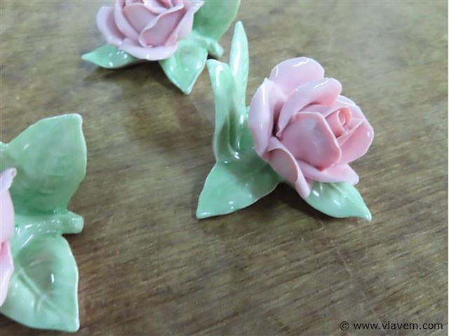 Porseleinen rozen gemarkeerd - afbeelding 3 van  3