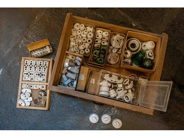 Porseleinen schakelaars e.a. - afbeelding 1 van  4