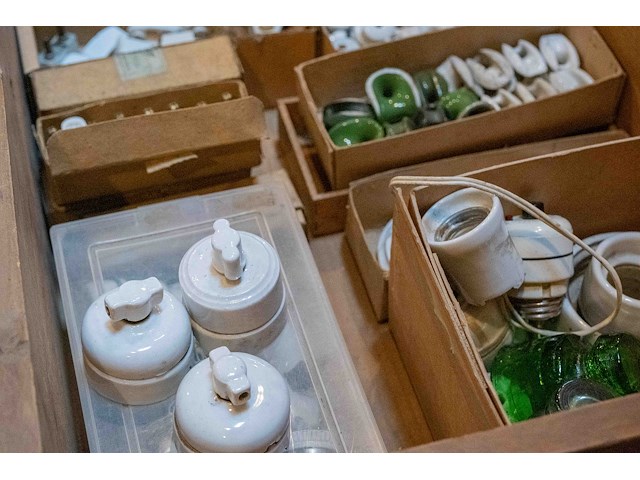 Porseleinen schakelaars e.a. - afbeelding 2 van  4