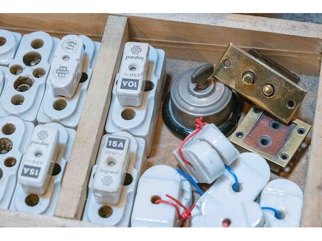 Porseleinen schakelaars e.a. - afbeelding 3 van  4