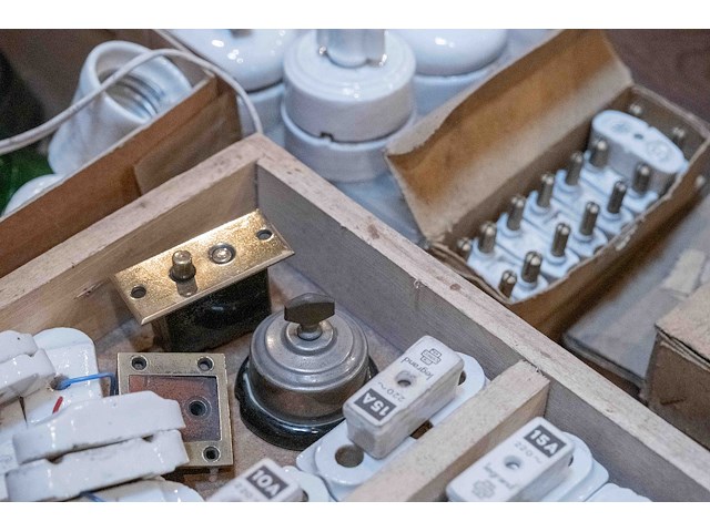 Porseleinen schakelaars e.a. - afbeelding 4 van  4