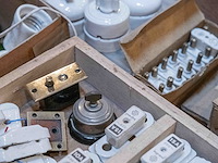 Porseleinen schakelaars e.a. - afbeelding 4 van  4